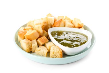 Çıtır çıtır ekmek ve beyaz üzerine izole edilmiş sos tabağı.