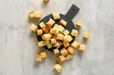 Masanın üstünde çıtır çıtır çıtır çıtır ekmek var.