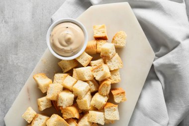 Çıtır çıtır ekmek ve masada bir kase lezzetli sos.