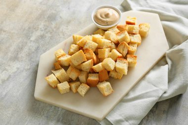 Çıtır çıtır ekmek ve masada bir kase lezzetli sos.