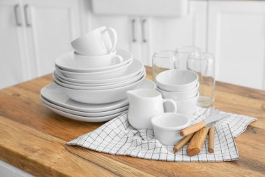 Mutfakta temiz sofra takımı var.