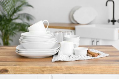 Mutfakta temiz sofra takımı var.