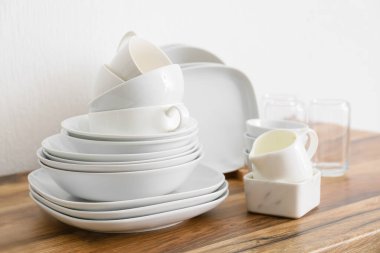 Mutfakta temiz sofra takımı var.