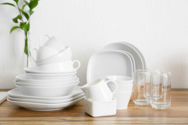 Mutfakta temiz sofra takımı var.