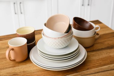 Mutfakta temiz sofra takımı var.