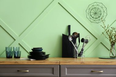 Tezgahta temiz mutfak gereçleri var.