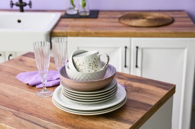 Mutfakta temiz sofra takımı var.