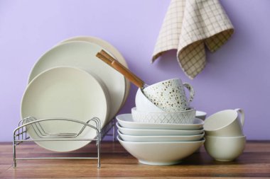 Mutfakta temiz sofra takımı var.