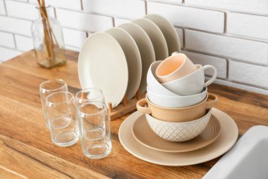 Mutfakta temiz sofra takımı var.