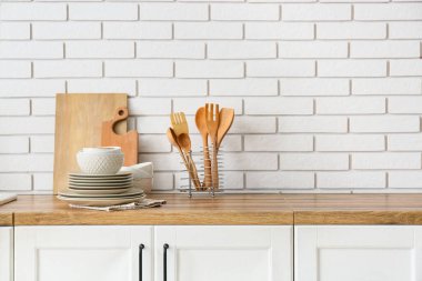 Mutfakta temiz sofra takımı var.