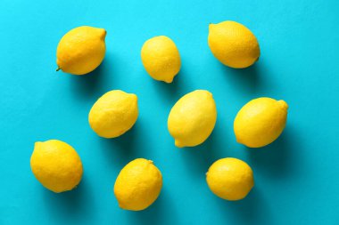 Mavi arka planda birçok olgun limon, üst görünüm
