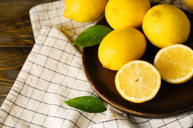 Tabakta olgun limonlar var.