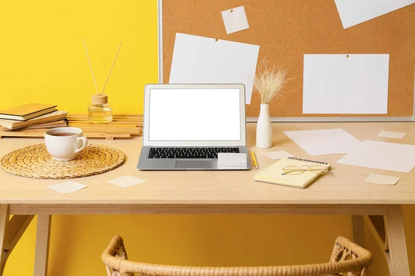 Modern Workplace Laptop Sticky Notes Vase Cup Tea Yellow Wall — Stock Photo, Image