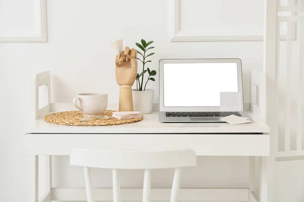 Laptop Med Klibbiga Anteckningar Trähand Krukväxt Och Kopp Bord Nära — Stockfoto