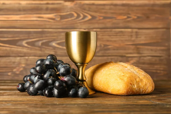 Tazza Vino Con Uva Pane Fondo Legno — Foto Stock