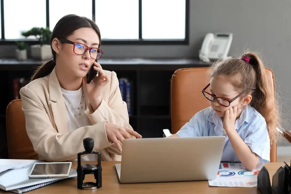 Working Young Mother Her Little Daughter Office — Stock Photo, Image