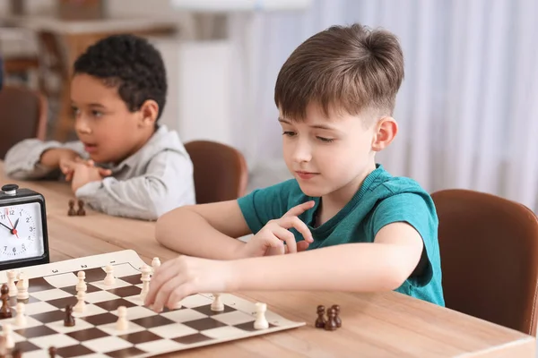 Μικρά Παιδιά Που Παίζουν Σκάκι Κατά Διάρκεια Του Τουρνουά Στο — Φωτογραφία Αρχείου