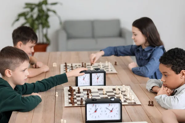 Små Barn Spelar Schack Turneringen Klubben — Stockfoto