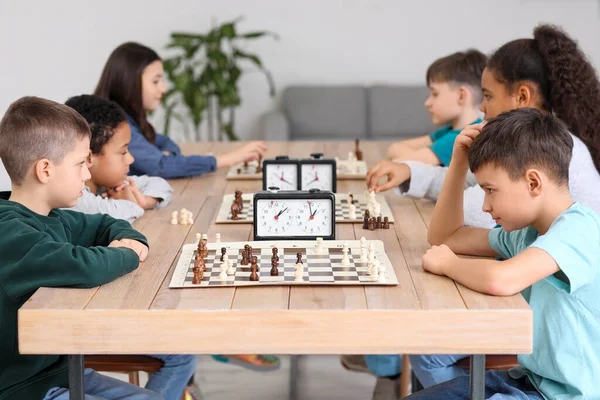 Malé Děti Hrají Šachy Během Turnaje Klubu — Stock fotografie