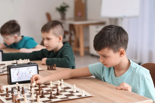 Kisgyerekek Sakkoznak Klubban Torna Alatt — Stock Fotó