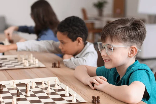 クラブでのトーナメント中にチェスをしている小さな子供たち — ストック写真