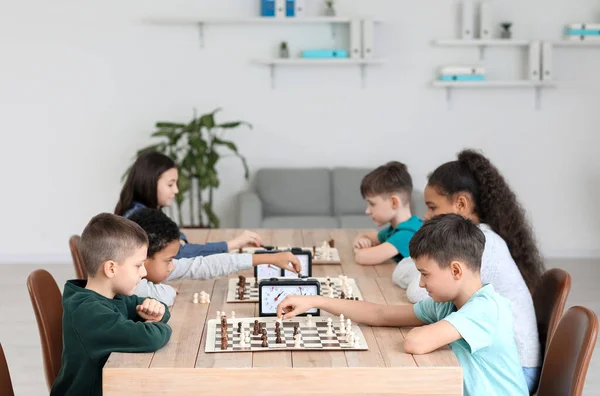 Små Barn Spelar Schack Turneringen Klubben — Stockfoto