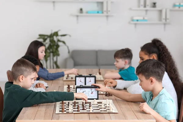 Små Barn Spelar Schack Turneringen Klubben — Stockfoto