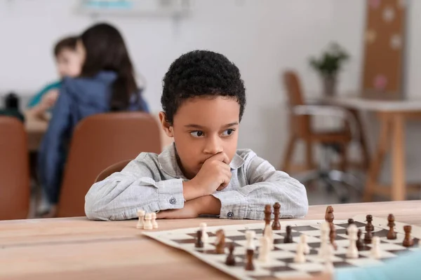 Kis Afro Amerikai Fiú Sakkozik Bajnokság Alatt Klubban — Stock Fotó