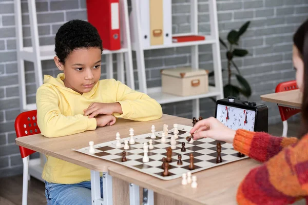 Små Barn Spelar Schack Turneringen Klubben — Stockfoto