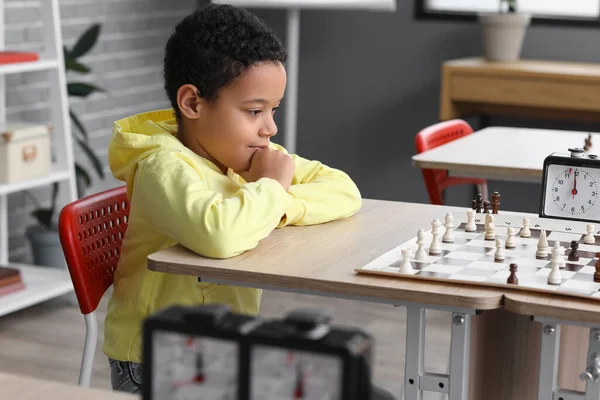 Pequeño Niño Afroamericano Jugando Ajedrez Durante Torneo Club — Foto de Stock