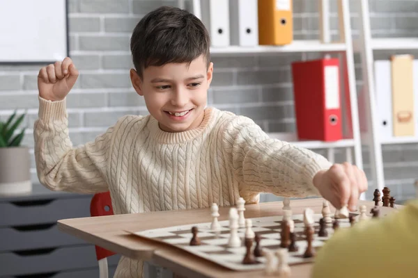 幸せな男の子遊んでチェス大会中にクラブ — ストック写真
