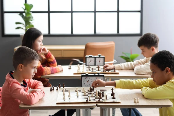 Små Barn Spelar Schack Turneringen Klubben — Stockfoto