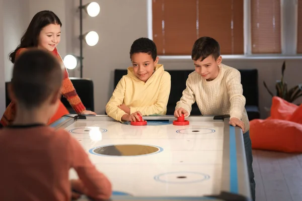 Niños Divertidos Jugando Hockey Sobre Aire Interiores — Foto de Stock