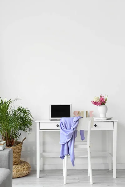 Workplace Modern Laptop Hyacinth Flowers White Wall Room — Stock Photo, Image