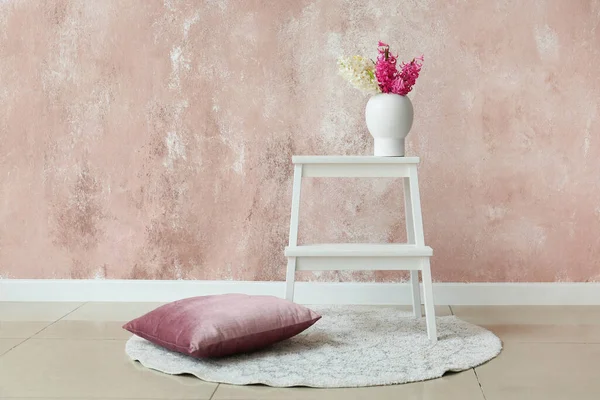 Stepladder Stool Hyacinth Flowers Pillow Color Wall Room — Stock Photo, Image