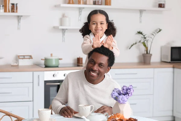快乐的非裔美国人和他的小女儿在厨房里 — 图库照片