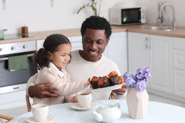 快乐的非裔美国人和他的小女儿在厨房吃早餐 — 图库照片