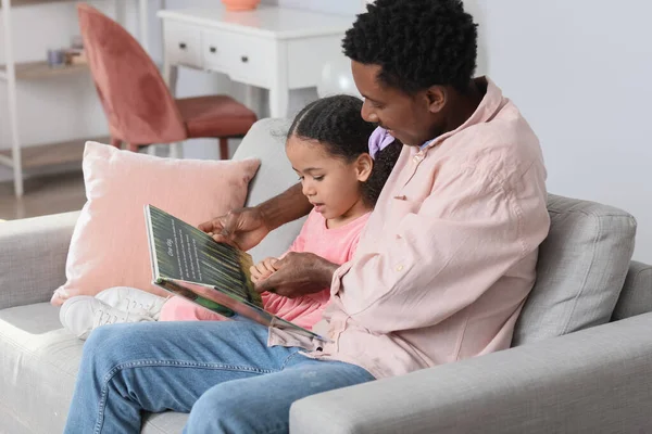 Szczęśliwy Afroamerykanin Jego Córeczka Czytają Książkę Domu — Zdjęcie stockowe
