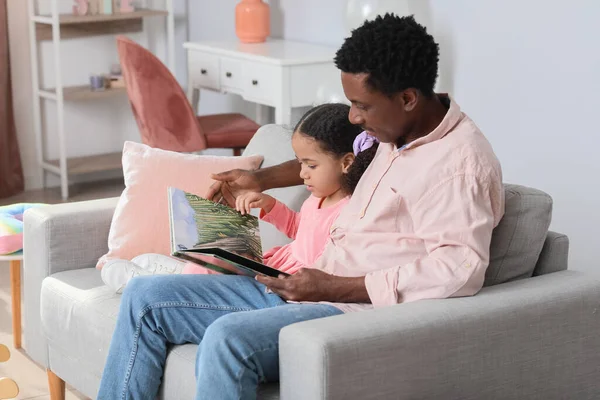 Gelukkige Afro Amerikaanse Man Zijn Kleine Dochter Lezen Boek Thuis — Stockfoto