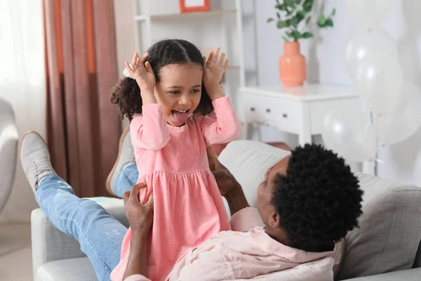 Szczęśliwy Afroamerykanin Jego Córeczka Bawią Się Domu — Zdjęcie stockowe