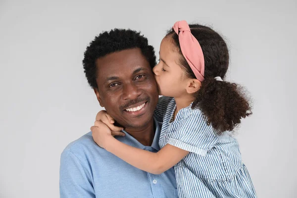 Portrét Malé Afroamerické Dívky Líbání Svého Otce Šedém Pozadí — Stock fotografie
