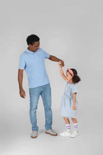 Küçük Afro Amerikalı Kız Babasının Gri Arka Planda Dans Edişinin — Stok fotoğraf
