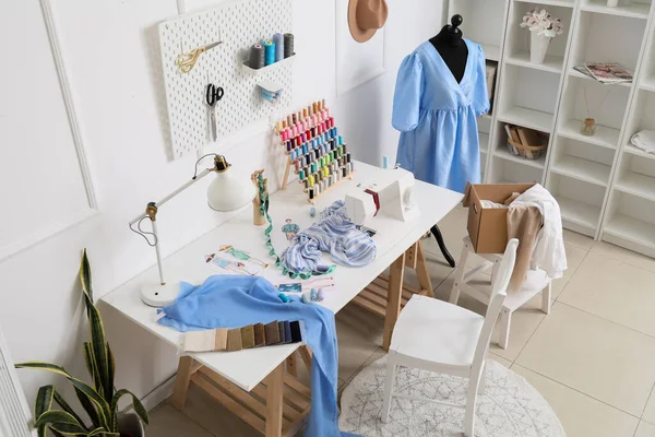 Interiör Snygg Atelier Med Skräddare Arbetsplats Skyltdocka Och Pegboard — Stockfoto