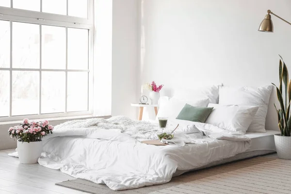 Interno Della Stanza Luminosa Con Bellissimi Fiori Colazione Sul Letto — Foto Stock