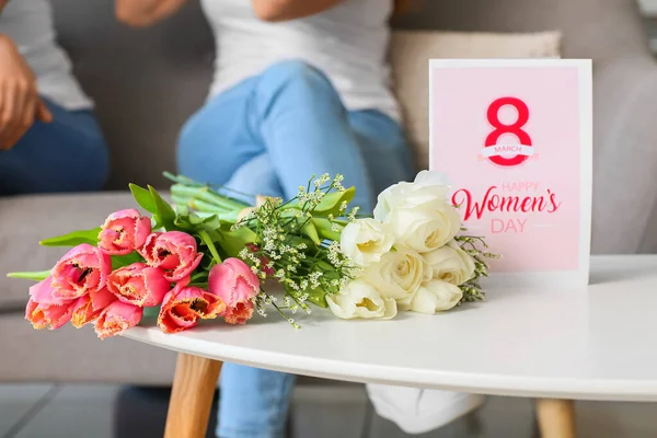 Boeketten Bloemen Wenskaarten Voor Internationale Vrouwendag Tafel Thuis — Stockfoto