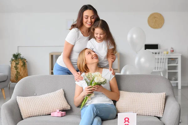 Junge Frau Mit Kleiner Tochter Begrüßt Ihre Mutter Zum Internationalen — Stockfoto