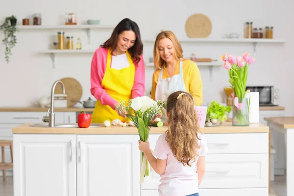 Little Girl Greeting Her Family International Women Day Kitchen Home — Stock Photo, Image