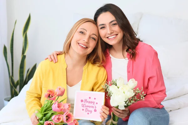 Jeune Femme Mère Avec Des Fleurs Une Carte Vœux Pour — Photo