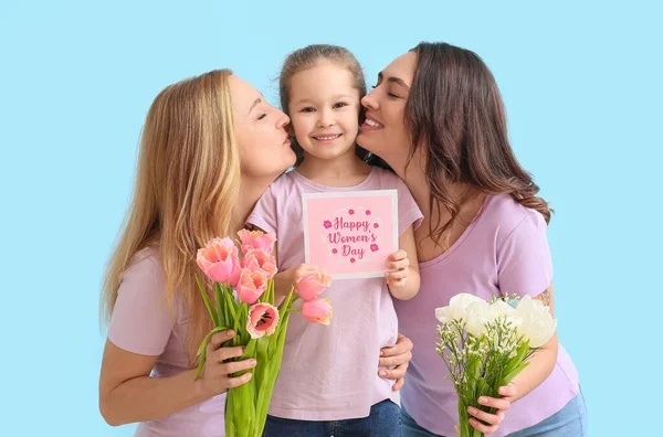 Genç bir kadın, çiçekli küçük kızı ve annesi ve Uluslararası Kadınlar Günü için renkli bir tebrik kartı.