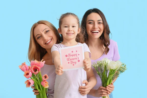 年轻女子 她的小女儿和带着鲜花的母亲 以及彩色背景的国际妇女节贺卡 — 图库照片